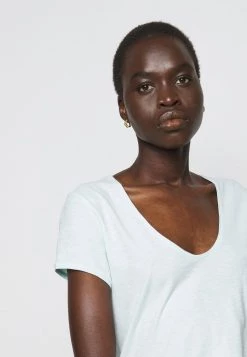 DRYKORN AVIVI - Basic T-shirt - Grün 13 DRYKORN AVIVI - Basic T-shirt - Grün -Trend Code Shop 0a69e540044b4370a92975468a8034c8