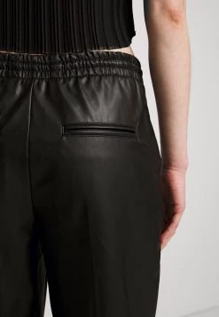 DRYKORN ACCESS - Trousers - Schwarz -Trend Code Shop 2a03119a732a41af91da161fa3cb6362