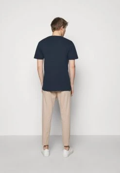 DRYKORN SAMUEL - Basic T-shirt - Dark Blue -Trend Code Shop 4834f2f238a041dda76f6768f262d546