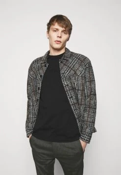 DRYKORN THILO - Basic T-shirt - Black -Trend Code Shop 4c75b39455ef43bc869aaa4d2f0a521f