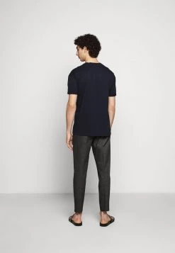 DRYKORN THILO - Basic T-shirt - Blau 10 DRYKORN THILO - Basic T-shirt - Blau -Trend Code Shop 51fafc11d1f64ebba4010e11fa4cd17d