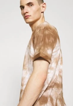 DRYKORN THILO - Print T-shirt - Braun -Trend Code Shop 567f378e5dec4f4c9de5f2fa247d6b8e