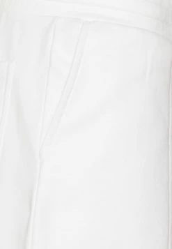 DRYKORN BREAK - Shorts - Off White -Trend Code Shop 5f67c335bf3e46b9864c0c8f52982178