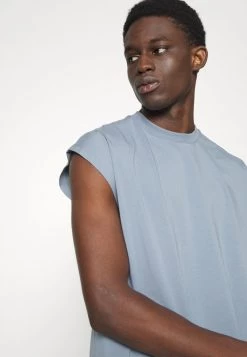 DRYKORN KILI - Print T-shirt - Blue -Trend Code Shop 642a652762a747fcb6fb98b0ef1681c2