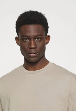 DRYKORN THILO - Basic T-shirt - Braun -Trend Code Shop 69ad377c64484ac9989f27e2eea748aa