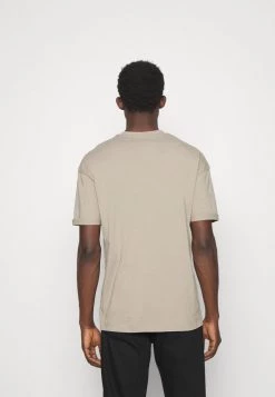 DRYKORN THILO - Basic T-shirt - Braun -Trend Code Shop 72fe8c19910d4710ad26f2ba3c92b2af