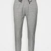 DRYKORN JEGER - Trousers - Grau -Trend Code Shop 7d2d2d955bee40f99c7c3351113f0298