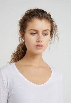 DRYKORN ALESA - Long Sleeved Top - White -Trend Code Shop 8c7755ffd7aa471b9399589b34e0fed7