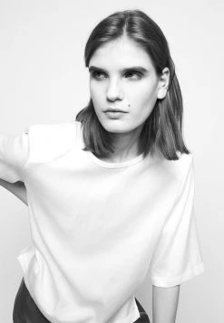 DRYKORN JUDIKA - Blouse - Ecru -Trend Code Shop 8ebbdc442e7d46b78e69615d3ceda3c2