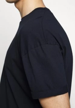 DRYKORN THILO - Basic T-shirt - Blau 13 DRYKORN THILO - Basic T-shirt - Blau -Trend Code Shop 90bd55343b644e73a7c758e138708e21