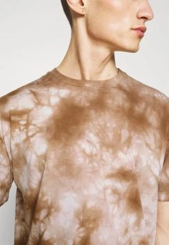 DRYKORN THILO - Print T-shirt - Braun -Trend Code Shop 95a53149112d4bbbb1d1d47715a75cf6