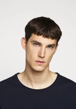 DRYKORN KENDRICK - Basic T-shirt - Navy -Trend Code Shop 9bad16d7b16c4ae7ba8f3d5ab695861d