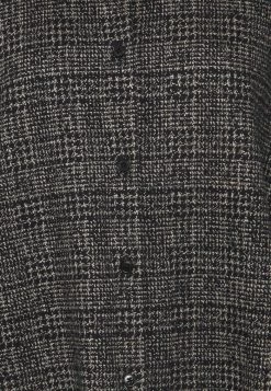 DRYKORN CLOELIA - Blouse - Schwarz 15 DRYKORN CLOELIA - Blouse - Schwarz -Trend Code Shop a4eedf5bca22424a9f2b2352514ed86a