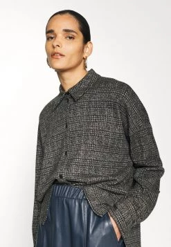 DRYKORN CLOELIA - Blouse - Schwarz 12 DRYKORN CLOELIA - Blouse - Schwarz -Trend Code Shop b344952abeb741a88510c733a5ba7f34