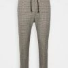 DRYKORN JEGER - Trousers - Braun 2 DRYKORN JEGER - Trousers - Braun -Trend Code Shop b638c6225315446e9d731f2ee3512dde