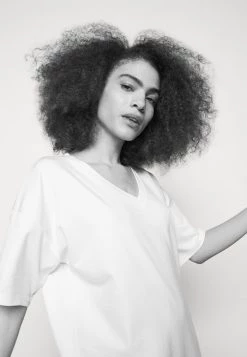 DRYKORN KABELLE - Jersey Dress - Weiss -Trend Code Shop bf654ab7899542fca9179edfe88bcedf