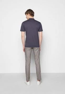 DRYKORN LOUIS - Basic T-shirt - Dark Blue 11 DRYKORN LOUIS - Basic T-shirt - Dark Blue -Trend Code Shop c15c70a79dc4427eaf30bd320a51a02d