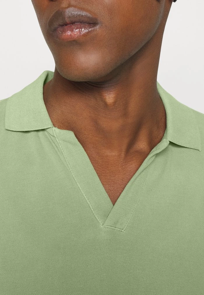 DRYKORN BENEDICKT - Polo Shirt - Green 9 DRYKORN BENEDICKT - Polo Shirt - Green - Image 7