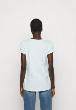 DRYKORN AVIVI - Basic T-shirt - Grün 10 DRYKORN AVIVI - Basic T-shirt - Grün -Trend Code Shop ce9cf2bfc1704aba8ae24d937b02e228