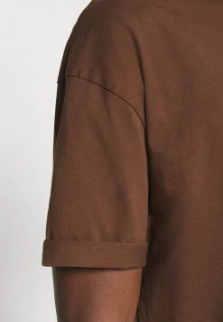 DRYKORN THILO - Basic T-shirt - Braun -Trend Code Shop d745f374eec747d3a66c360cf0b9bfb2