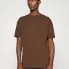 DRYKORN THILO - Basic T-shirt - Braun 1 DRYKORN THILO - Basic T-shirt - Braun -Trend Code Shop dd6c0f119f4245d6b785c7283bac064c