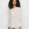 DRYKORN CHIWA - Blouse - Ecru -Trend Code Shop f1d27eea72a546c3b8e9ff7112656c3e