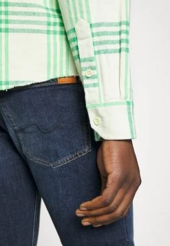 DRYKORN PHASMO - Shirt - Grün -Trend Code Shop f8c9b8012294473988c2102619d51fc7