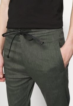 DRYKORN JEGER - Trousers - Mottled Olive -Trend Code Shop fe1cb9d944c24be88714aee374ee4de3