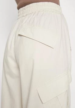 DRYKORN SAVE - Cargo Trousers - Offwhite -Trend Code Shop fe88e8df62294f8386788631978c21b9